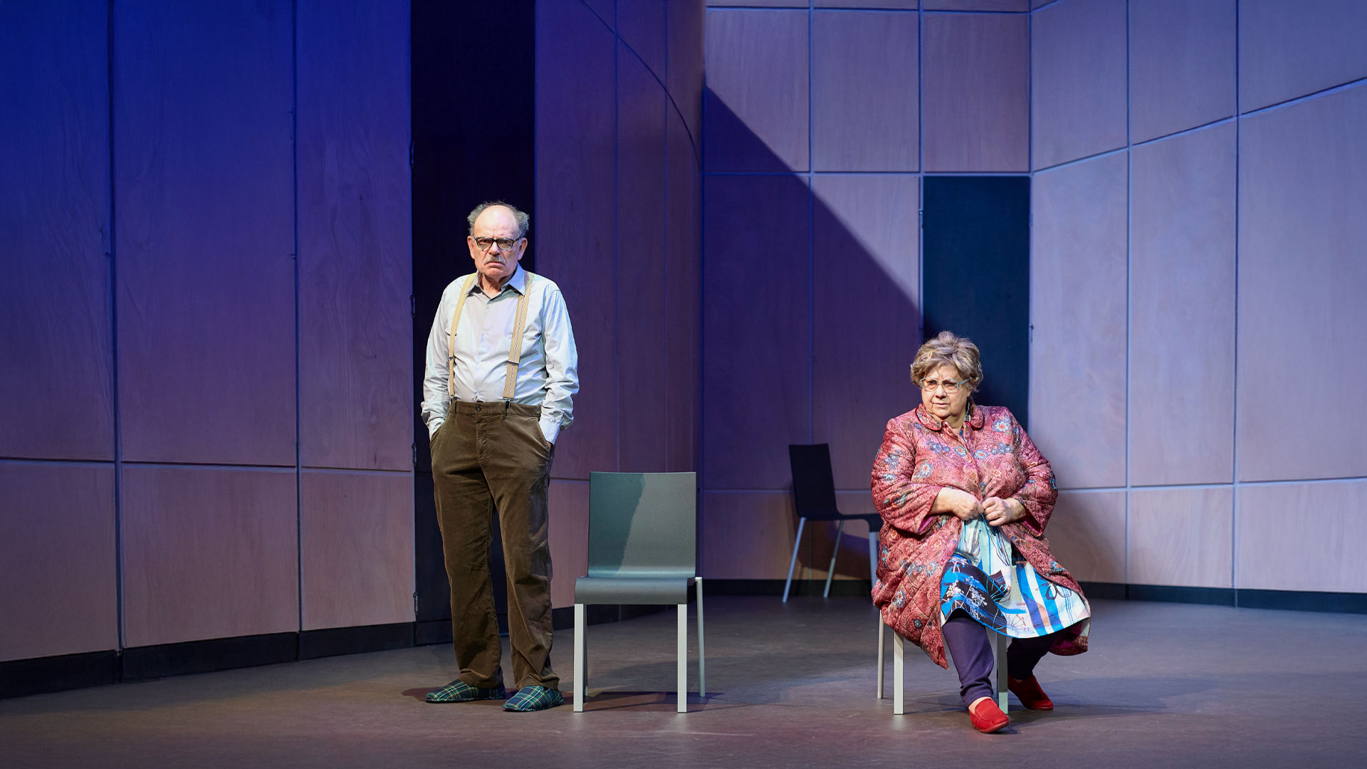 Extrait de la pièce : Dans le couloir