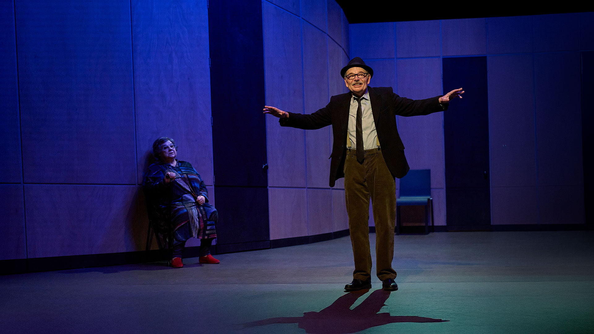 Extrait de la pièce : Dans le couloir