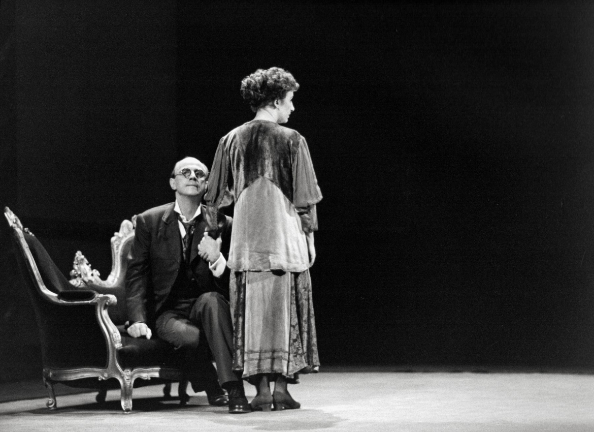 Gérard Desarthe et Clotilde Mollet dans <strong>La Volupté de l’honneur</strong> de Luigi Pirandello, mise en scène Jean-Luc Boutté, 1993. © Photo Lot